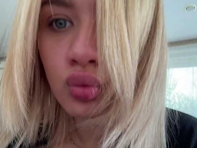 le modèle Kaderii1 est en webcam porno dans un show sur le site bongacams, il possède les tags suivants: White/Caucasian,Blonde,Shaved