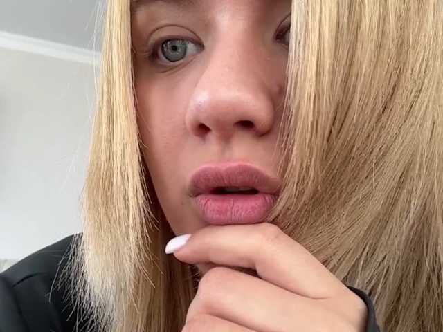 Kaderii1 live cam on BongaCams