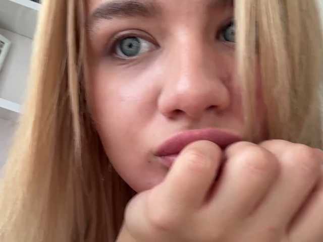 Kaderii1 live cam on BongaCams