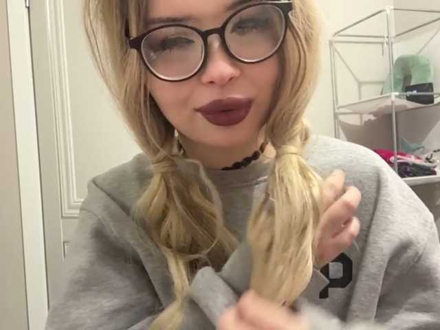 le modèle miacusy est en webcam porno dans un show sur le site bongacams, il possède les tags suivants: White/Caucasian,Blonde,Shaved