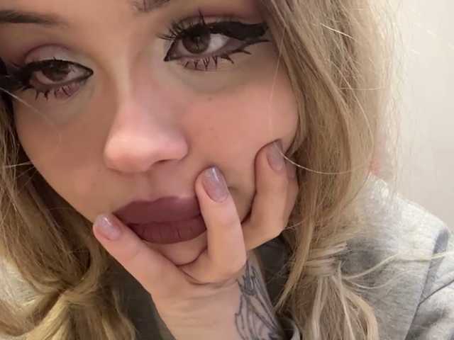 le modèle miacusy est en webcam porno dans un show sur le site bongacams, il possède les tags suivants: White/Caucasian,Blonde,Shaved