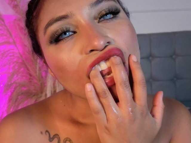 naia-cruzz live cam on BongaCams