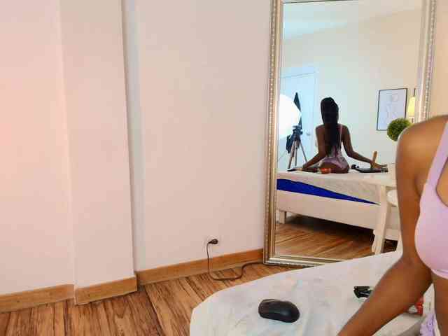 Niky-Brownn webcam