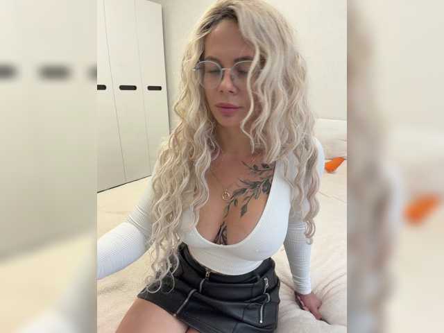 le modèle HotDesire est en webcam porno dans un show sur le site bongacams, il possède les tags suivants: White/Caucasian,Blonde,Shaved