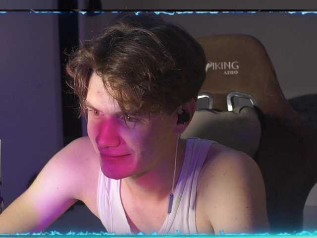 DontBeeHorny live cam