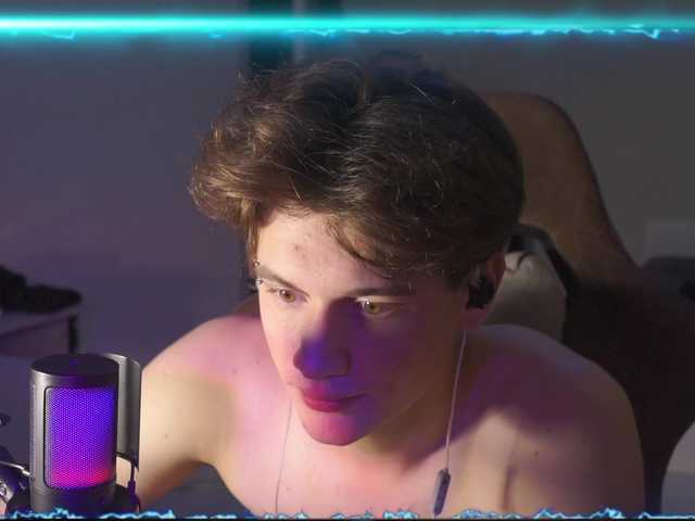 DontBeeHorny live cam