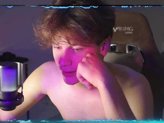 DontBeeHorny live cam