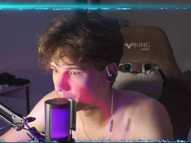 DontBeeHorny live cam