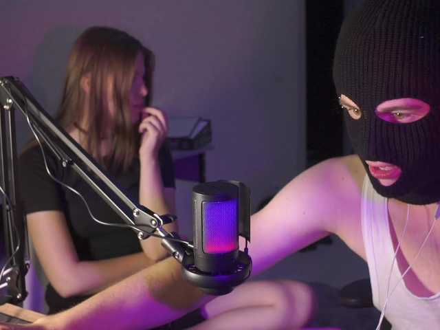 DontBeeHorny live cam