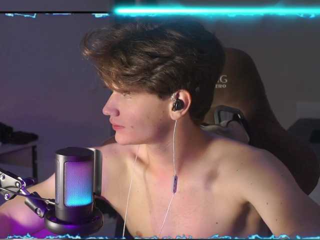 DontBeeHorny live cam