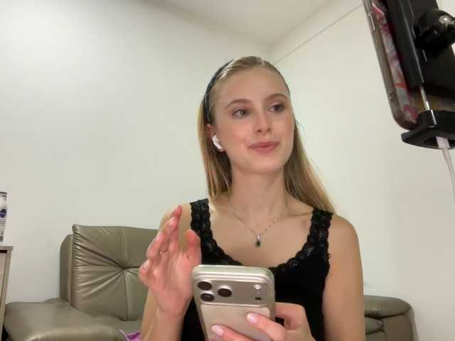 ellykeyofficial live cam on BongaCams