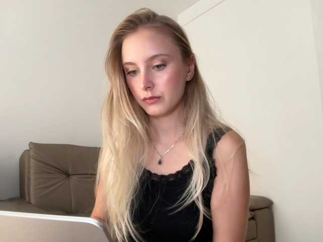 ellykeyofficial live cam on BongaCams