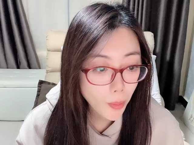 Warm-nuan, live now on BongaCams