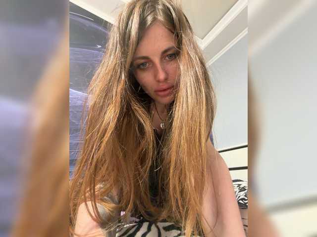 AlishaGold live cam preview