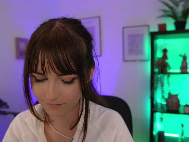 EllaYoung live cam on BongaCams