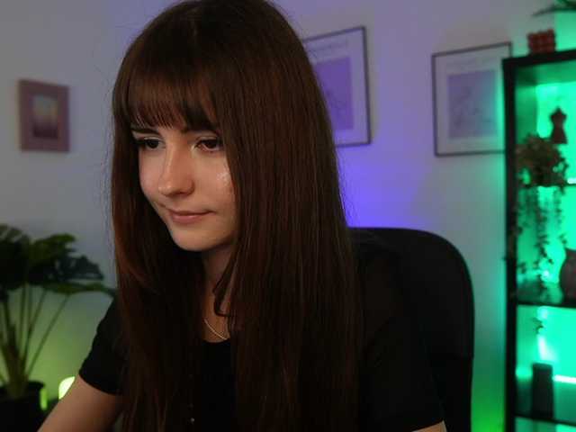 EllaYoung, en directo ahora en BongaCams