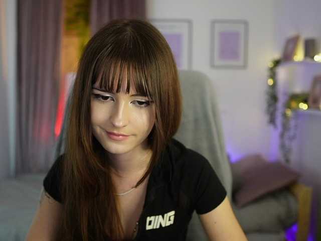 EllaYoung live cam on BongaCams