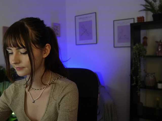 EllaYoung, en directo ahora en BongaCams