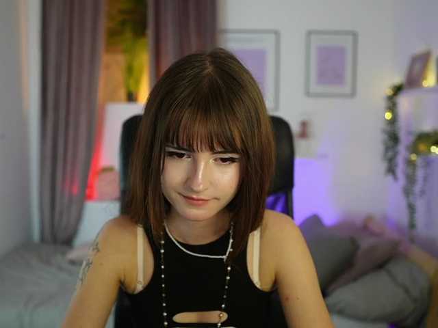 EllaYoung live cam on BongaCams