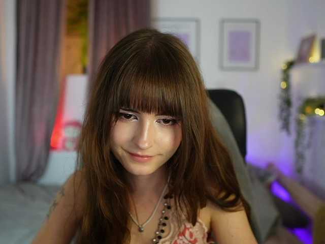 EllaYoung live cam on BongaCams