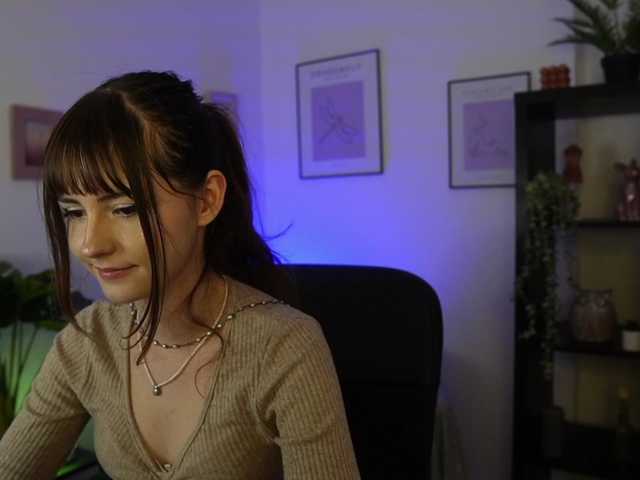 EllaYoung, en directo ahora en BongaCams