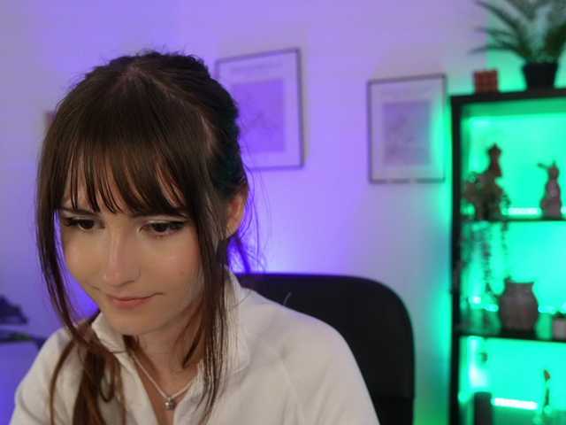 EllaYoung live cam on BongaCams