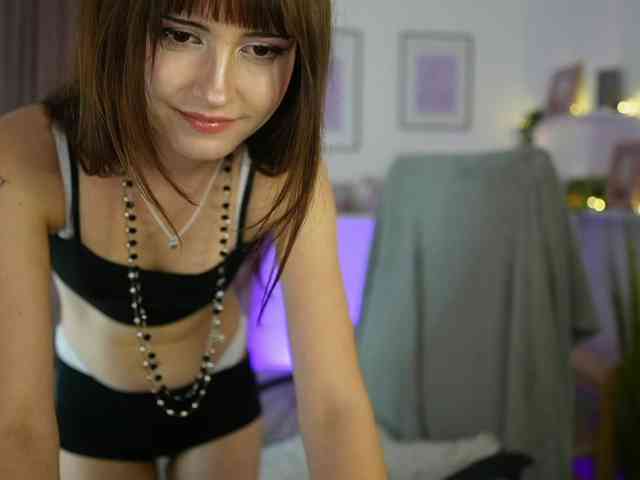EllaYoung webcam