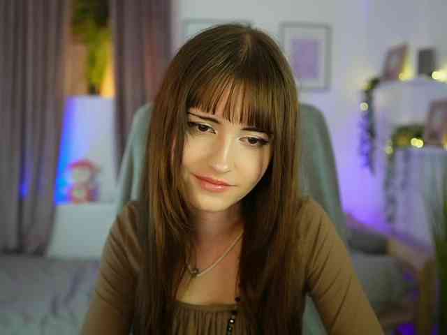 EllaYoung webcam