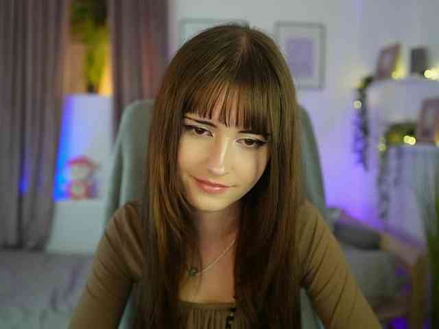 EllaYoung webcam