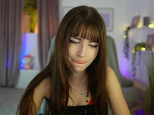 EllaYoung webcam