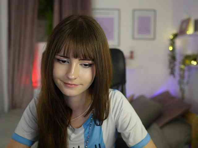 EllaYoung webcam