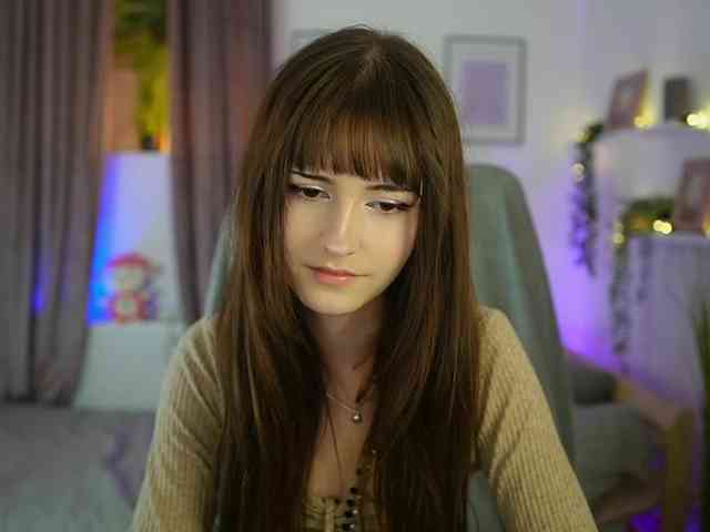 EllaYoung webcam