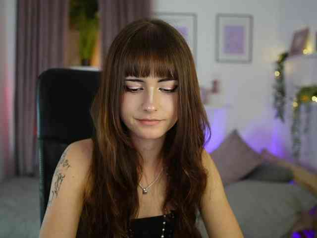 EllaYoung webcam