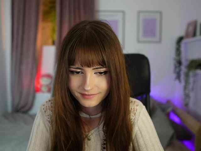 EllaYoung webcam