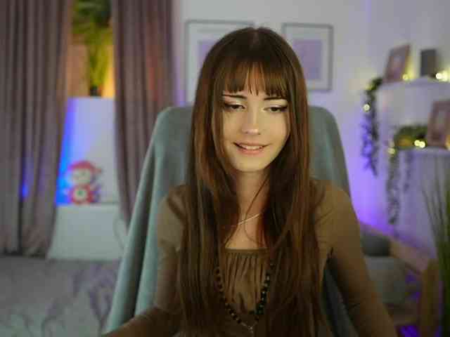 EllaYoung webcam