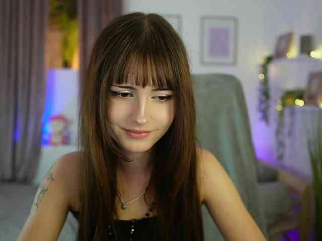 EllaYoung webcam