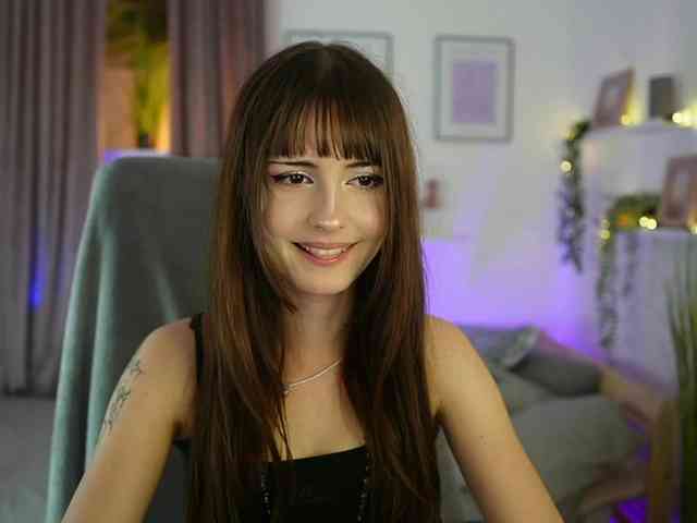 EllaYoung webcam