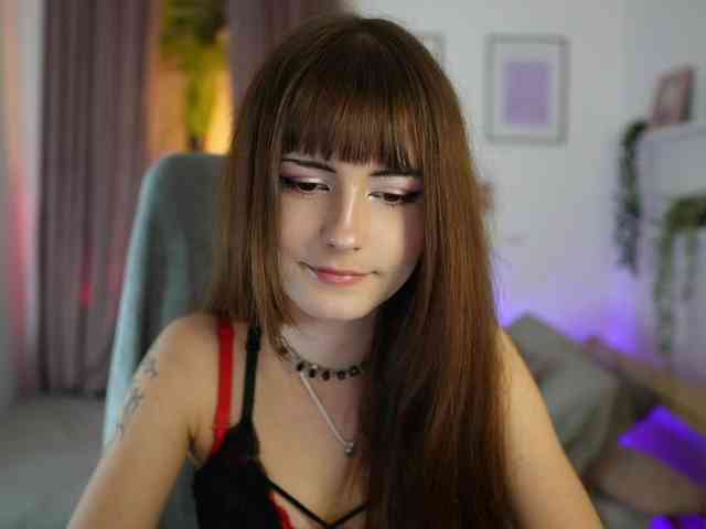 EllaYoung webcam