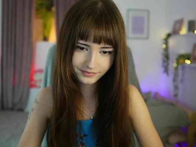 EllaYoung webcam