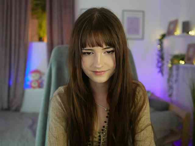 EllaYoung webcam