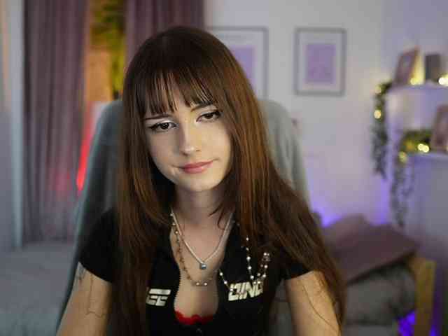 EllaYoung webcam