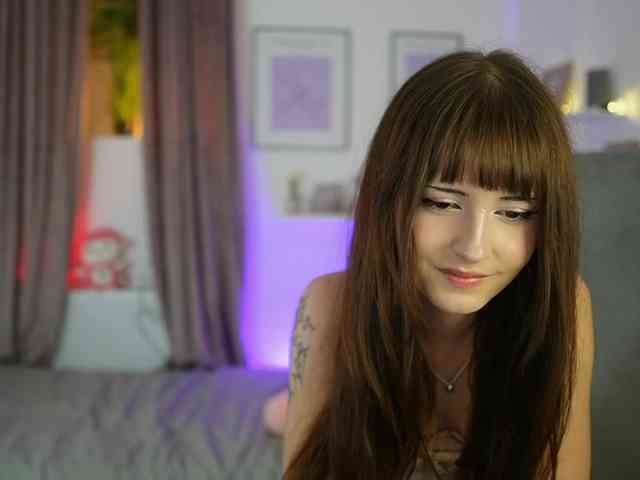 EllaYoung webcam