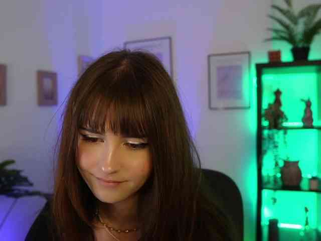 EllaYoung webcam