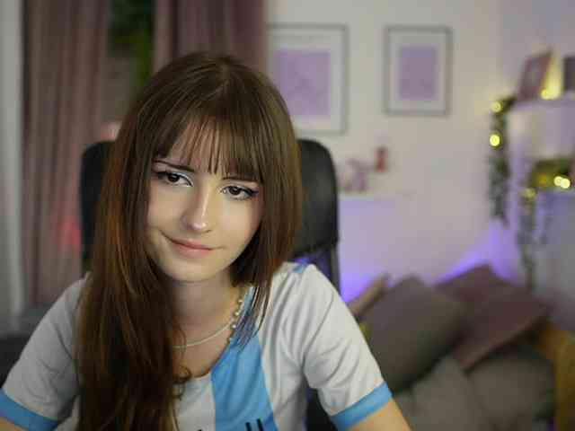 EllaYoung webcam