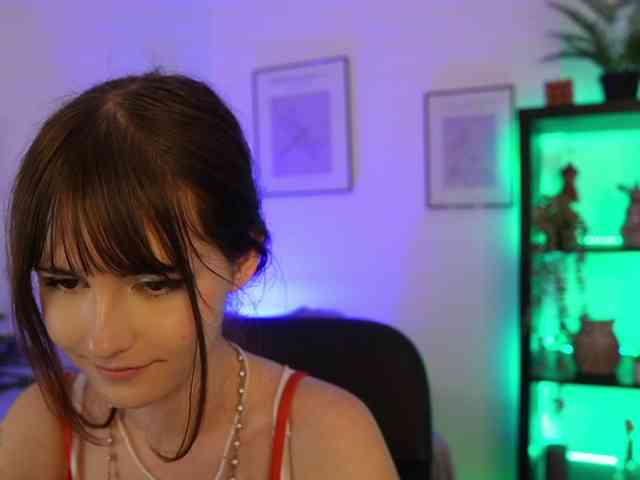 EllaYoung webcam