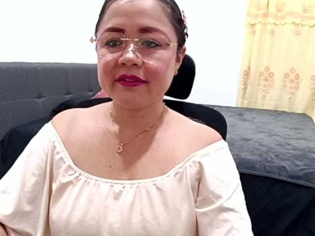 yessmellie live cam on BongaCams