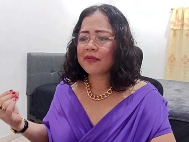 yessmellie live cam on BongaCams