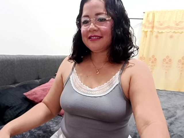 yessmellie live cam on BongaCams