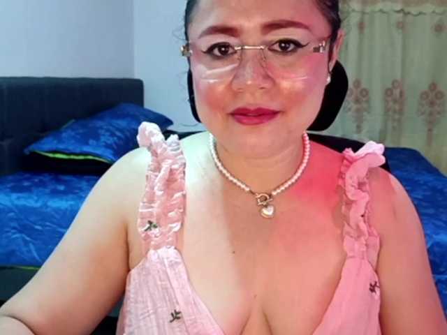 yessmellie live cam on BongaCams