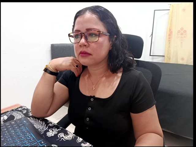yessmellie live cam on BongaCams